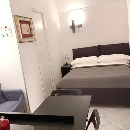 La Residenza Napoli Short Let Monolocale Standard Via Chiaia 82 Napoli Apartment Luaran gambar