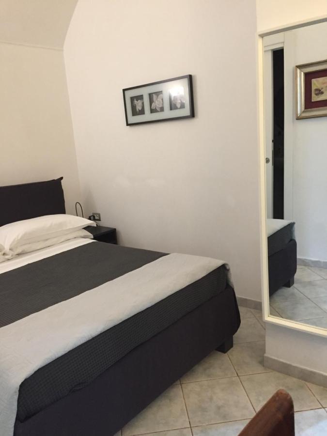 La Residenza Napoli Short Let Monolocale Standard Via Chiaia 82 Napoli Apartment Luaran gambar
