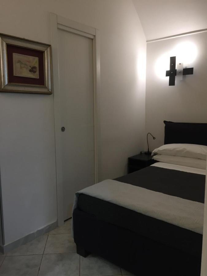 La Residenza Napoli Short Let Monolocale Standard Via Chiaia 82 Napoli Apartment Luaran gambar