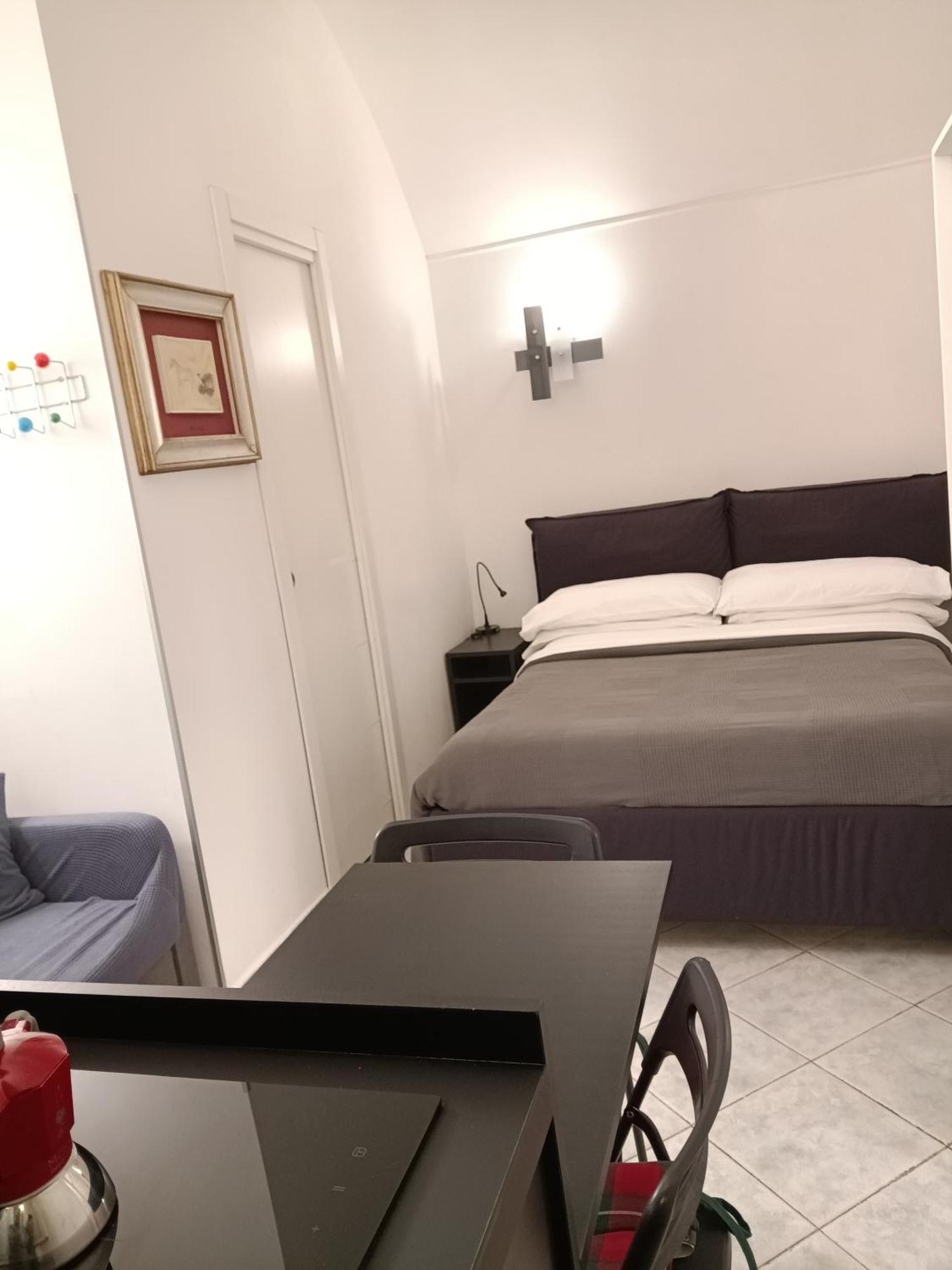 La Residenza Napoli Short Let Monolocale Standard Via Chiaia 82 Napoli Apartment Luaran gambar